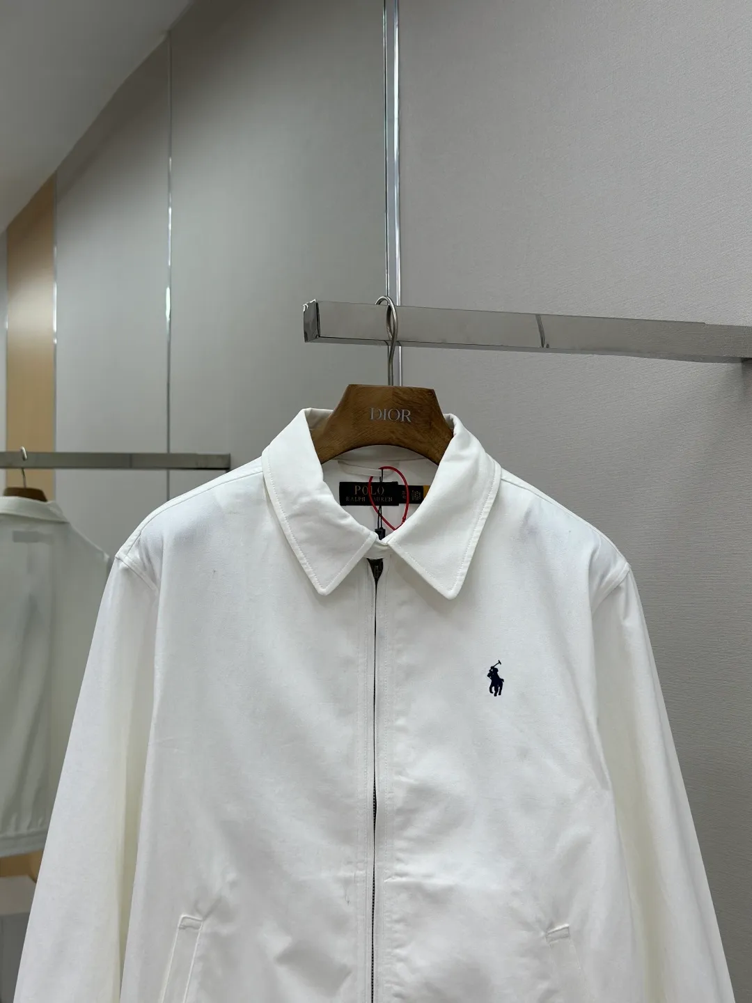 P480 Ralph Lauren embroidered zipper jacket. Customized cloud-velvet white twill cotton. Soft and silky. Comfortable against the skin. Dressed in pure white. Exuding innate elegance. Exquisite indigo pony logo embellished with it. Fully recognizable. Bringing an atmosphere of freedom and vitality. Pure and smart color symphony. Reconstructing classics with neat silhouettes and defining modern relaxation with versatile genes. Process 1: Using imported machine embroidery technology. Use advanced computer control systems and precision mechanical components to achieve iconic pony embroidery operations with high precision and smooth and delicate lines. Process 2: Template machine bag opening. The preset template guides the position, shape and size of the bag opening. The accuracy ensures the quality of the bag opening effect. Process 3: The hem is made in one go using a three-needle waist-drawing machine. The elastic band and fabric are sewn together in the same process using the machine's special needle position and feeding mechanism. The three-needle design is stronger and can evenly distribute pressure. Ensure that the elastic band and the fabric are closely attached. Process 4: The fabrics are washed carefully and have a better hand feel. Not easy to deform, not easy to shrink, not easy to fade, and maintain long-term beauty. Accessories: Customized Ralph Lauren engraved buckle, Customized Ralph Lauren bronze zipper, Customized Ralph Lauren trademark. Version: Fitted version. Size: S M L XL
